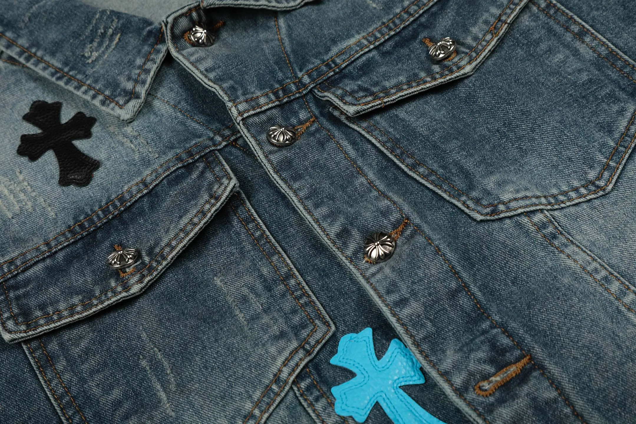 P270 💰 Chrome Hearts Chrome Hearts leather cross patch color leather embroidered shirt denim jacket OS version can be worn by both men and women! The fabric is made of twill gauze cotton fabric! The texture is clear and smooth, not easy to wrinkle or fade! The embroidery process is complex and repetitive. There are more than 20 leather labels. It takes 6 repeated embroidery steps to complete the back body. The requirements for the embroidery machine are very strict, and the distance is 45 cm! It won’t work if the spacing is too big, and it won’t work if it’s too small! We make clothes with care, and every detail must be restored one to one! The hardware is all carved and cast, and they are all genuine from the original factory! This piece of clothing consumes a lot of material, with more than 3 meters of material used for one piece of clothing! After the garment is made, it needs to be fixed at high temperature, washed at a water temperature of more than 70 degrees, and softened by adding softener to make the upper body softer and smoother! There is a flap on the sleeve that can be stored into short sleeves! Adapt it to that understanding Color: Blue Size: S-M-L-XL